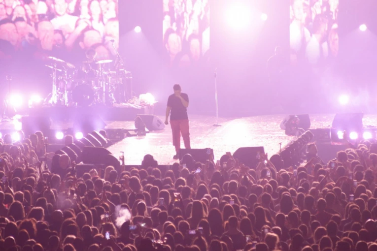 NAGLO PREKINUT KONCERT MARIJE ŠERIFOVIĆ: Pevačica BRIZNULA u plač, nije mogla da dođe sebi od ŠOKA! (VIDEO)