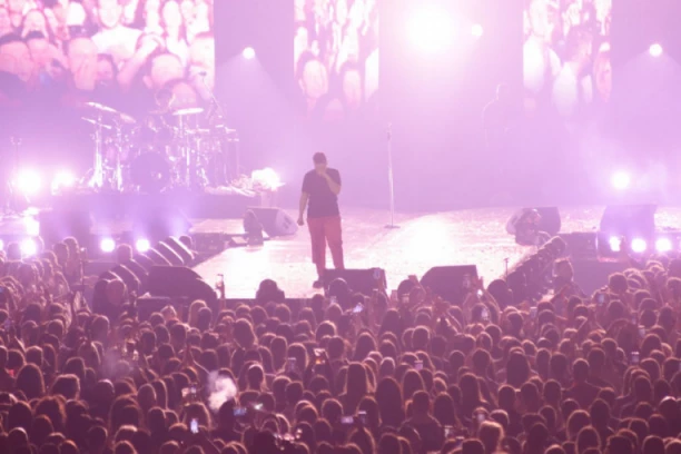 MARIJA ŠERIFOVIĆ PREKINULA KONCERT U ZAGREBU: Htela da ga OTKAŽE zbog sina, pa se SLOMILA, Hrvati je ŠOKIRALI! (VIDEO)