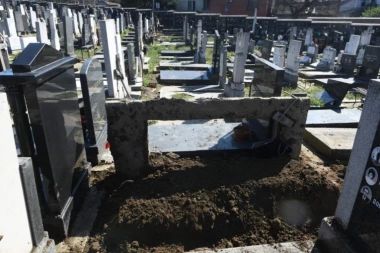 GROB BEZ KRSTA, SAHRANA BEZ SVEŠTENIKA! Otac sektaš Lav Petrović Suvajdžić spušten u raku bez ikakvog obeležja - STOJI SAMO JEDAN BROJ! (FOTO, VIDEO)