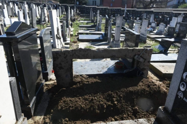 GROB BEZ KRSTA, SAHRANA BEZ SVEŠTENIKA! Otac sektaš Lav Petrović Suvajdžić spušten u raku bez ikakvog obeležja - STOJI SAMO JEDAN BROJ! (FOTO, VIDEO)