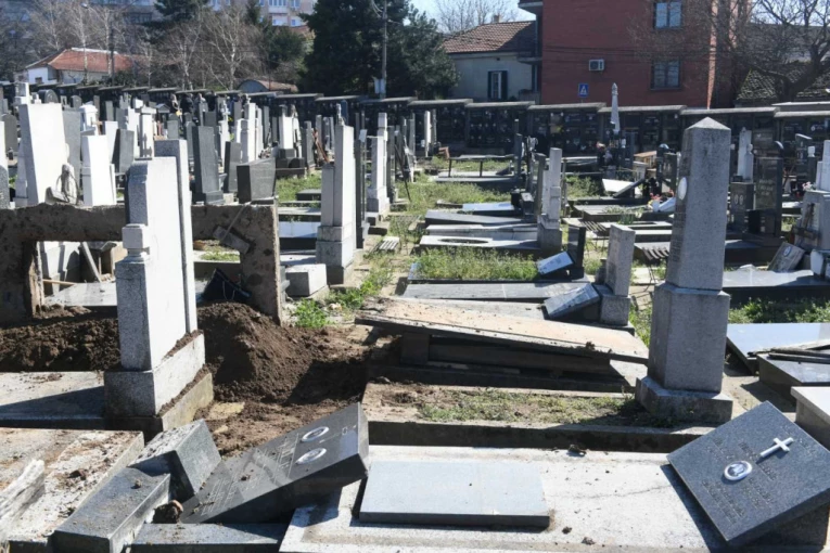 NI CVET, NI SVEĆA - NA LAVOVOM GROBU SAMO JEDAN PREDMET! Misterija ko ga je tu ostavio!