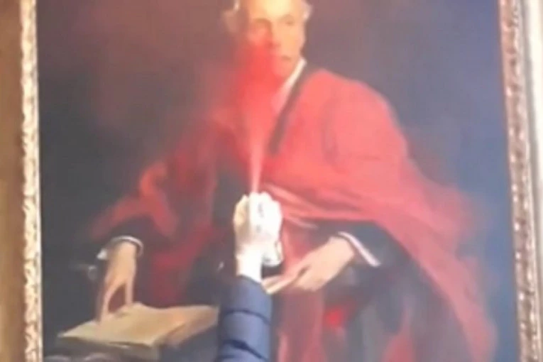 BACILI FARBU I UNIŠTILI LEGENDARNU SLIKU: Ovaj snimak vandalizma aktivista danas gleda ceo svet (VIDEO)