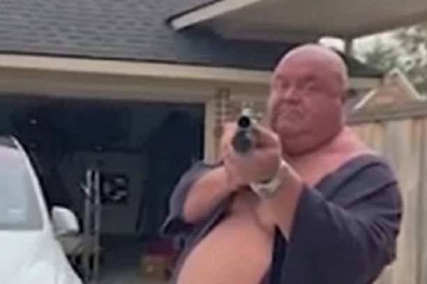 UZNEMIRUJUĆI SNIMAK: UPOZNAĆEŠ ISUSA! Muškarac se posvađao sa suprugom, pa uzeo pušku izazvao veliku tragediju (VIDEO)