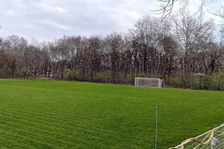 PERFEKTAN TEREN U MAKIŠKOJ ŠUMI: Sada je sve na fudbalerima Komgrapa i Balkan Mirijeva!