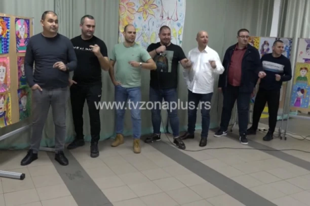 OČEVI USTALI TOKOM ŠKOLSKE PREDSTAVE ZA 8. MART I URADILI OVO! Majke gledale u neverici - HIT  SNIMAK IZ BRZOG BRODA! (VIDEO)