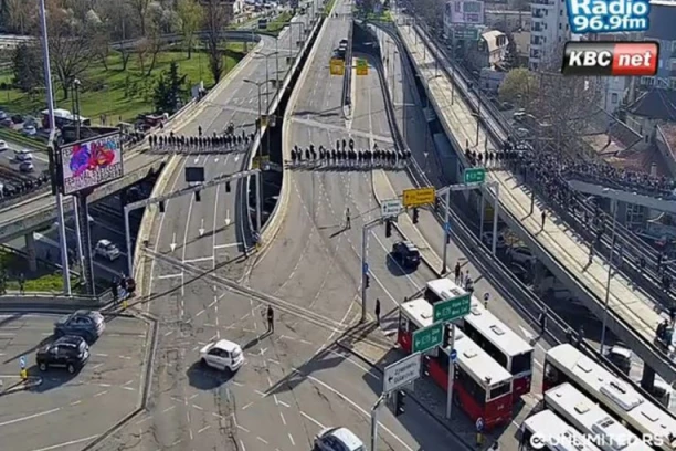PREKO AUTOKOMANDE NE MOŽE ZBOG DERBIJA, A LINIJA 18 MENJA RUTU! Paklena gužva u Beogradu pred utakmicu! (FOTO)