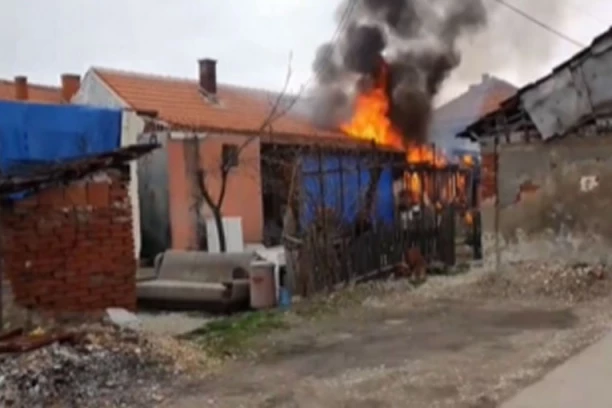 DRAMA U ZAJEČARU! Gori porodična kuća, vatra guta objekat! (VIDEO)