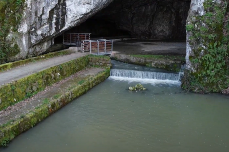 Pećina u kojoj su pronađeni skeleti 