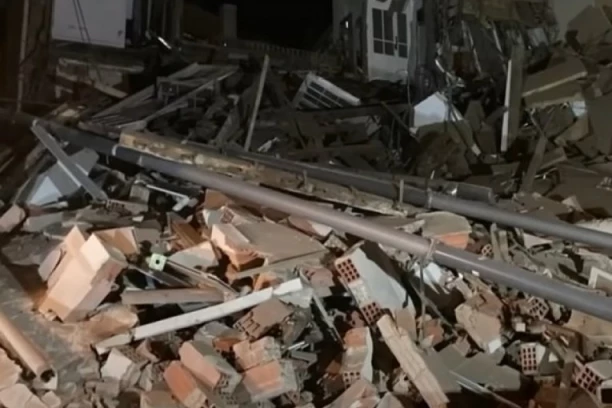 SRUŠILA SE ZGRADA U CENTRU GRADA! Spasioci pohitali na lice mesta, građani u šoku (VIDEO)