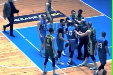 SKANDAL U BUGARSKOJ: Bivšeg NBA igrača protivnik GAĐAO LOPTOM, DAVIO GA, pe krenuo da ga udari! (VIDEO)