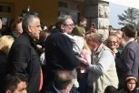 DA SE SRCE OTOPI! Pogledajte najemotivniji trenutak danas u Pambukovici - predsednik Vučić zagrlio najmlađeg meštanina! (FOTO)