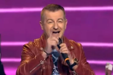 NAŠ PEVAČ ŽIVI U KOLIBI I SADI BELI LUK: Važio je za hit pevača, a onda POBEGAO sa javne scene da se bavi POLJOPRIVREDOM!