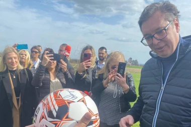 ALEKSANDAR VUČIĆ U PAMBUKOVICI: Predsednik Srbije posetio lokalni klub i na oduševljenje prisutnih izveo početni udarac na meču! (FOTO GALERIJA)