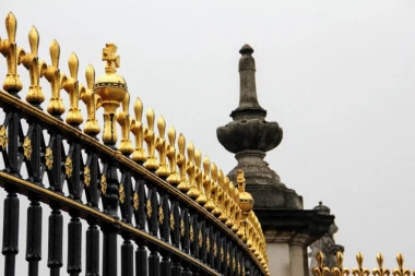 TERORIZAM ILI OBIČAN INCIDENT? Muškarac se ZAKUCAO automobilom u Bakingemsku palatu