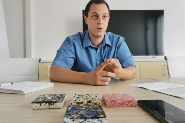 PAVLE SMISLIO GENIJALNU IDEJU! Od staklenih flaša pravi građevinski materijal - a kad vidite kako izgleda, odmah zanemite od lepote! (FOTO)