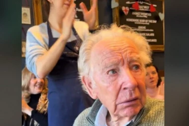 DEKA JE PEVAO SA SVIMA, I NE SLUTEĆI KAKVO GA IZNENAĐENJE ČEKA: Kad se okrenuo i video šta mu je porodica priredila, nije mogao da zaustavi suze (VIDEO)