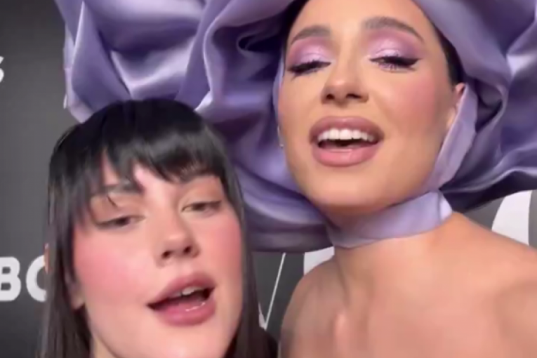 Teya Dora i Sara Jo pevaju pesmu Ramonda