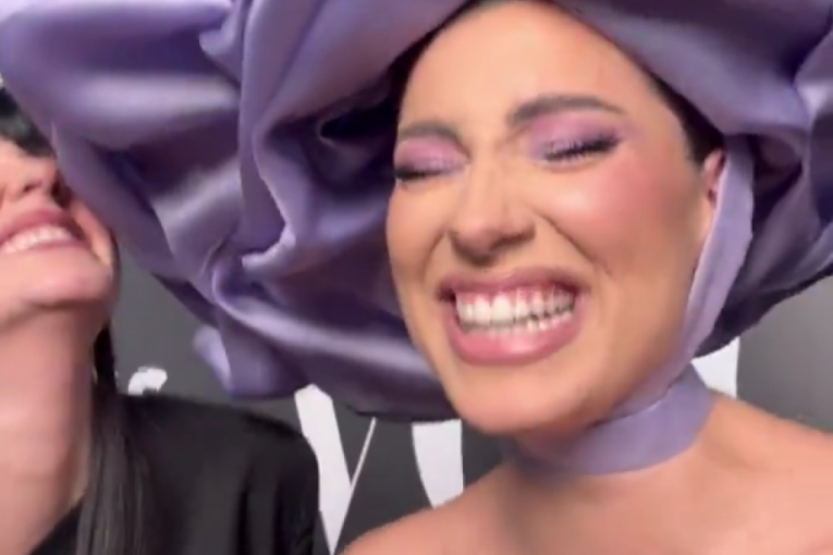 Sara Jo udarila turbanom Teya Doru