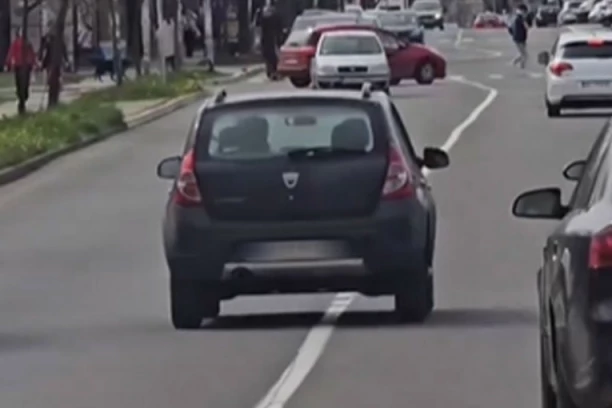 DA LI JE OVO REALNO? BAHATIM VOZAČIMA NEMA KRAJA! Muškarac sa troje dece u vozilu pravi karambol na Konjarniku! (VIDEO)