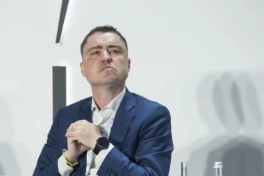 BIVŠI PREMIJER IZBAČEN IZ AVIONA JER JE BIO PIJAN! Neviđena sramota, počeo da napada stjuardese