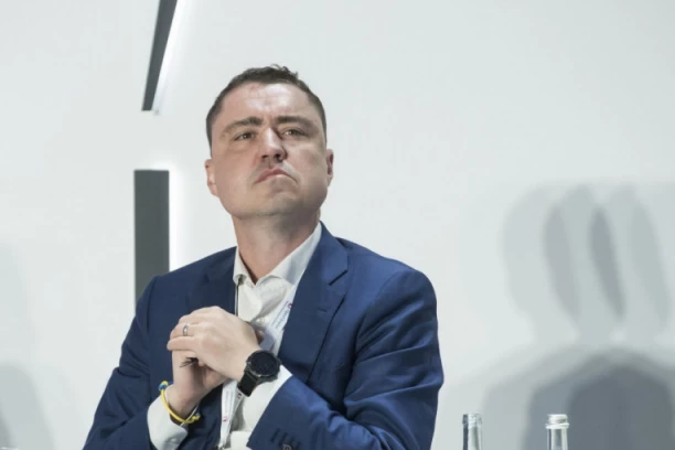 BIVŠI PREMIJER IZBAČEN IZ AVIONA JER JE BIO PIJAN! Neviđena sramota, počeo da napada stjuardese