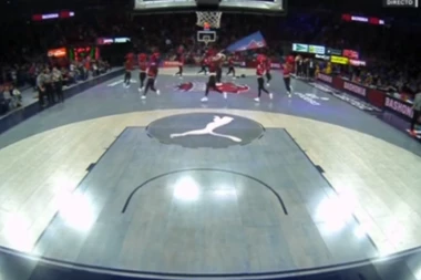 NEPROFESIONALIZAM ŠPANACA UMALO DOVEO DO TRAGEDIJE! Reflektor samo što nije UBIO čirlidersicu! (VIDEO)