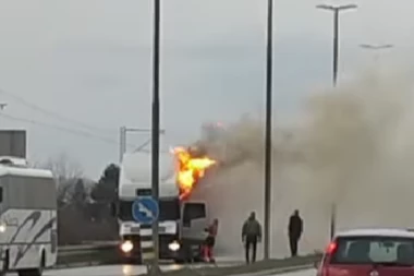 GORI KAMION KOD LAJKOVCA! Vatra guta kabinu vozača, UZNEMIRUJUĆE! (VIDEO)