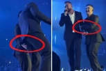 MARIJA ŠERIFOVIĆ DOHVATILA KOLEGU NA SCENI: Pevač doživeo transfer blama, nadao se da niko neće primetiti! (VIDEO)
