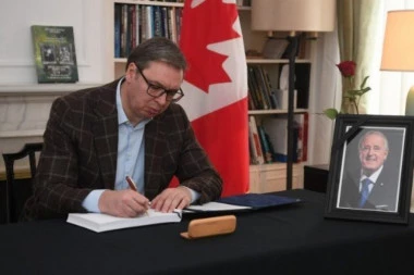 "BIO SAM POČASTVOVAN DA GA LIČNO UPOZNAM" Predsednik Vučić se upisao u knjigu žalosti povodom smrti bivšeg premijera Kanade
