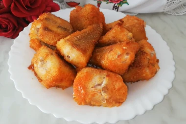 PRE PRŽENJA RIBU UVALJAJTE U OVO, A NE U BRAŠNO: Jedino se tako neće RASPADATI, korica će biti hrskava!