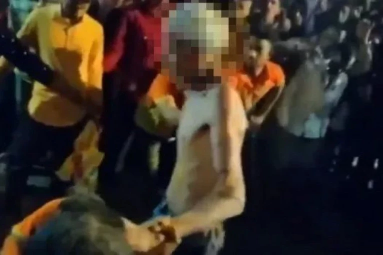 JEZIVO! DEDU (75) OPTUŽILI DA SE BAVI VEŠTIČARENJEM PA GA NATERALI DA HODA PO UŽARENOM UGLJU! Rulja ga okružila, a onda je on pao! (UZNEMIRUJUĆI VIDEO)