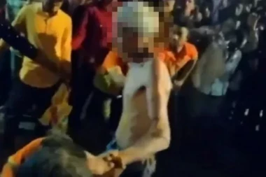 JEZIVO! DEDU (75) OPTUŽILI DA SE BAVI VEŠTIČARENJEM PA GA NATERALI DA HODA PO UŽARENOM UGLJU! Rulja ga okružila, a onda je on pao! (UZNEMIRUJUĆI VIDEO)