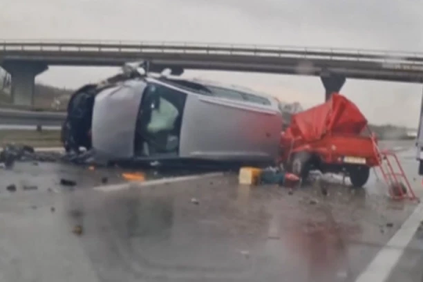 HAOS NA AUTO-PUTU KOD VELIKE PLANE! Prevrnuo se automobil, srča na sve strane! (VIDEO)
