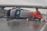 JEDNA OSOBA POGINULA, IMA I POVREĐENIH! Teška nesreća kod Ražnja! AUTOMOBIL PREVRNUT, SRČA NA SVE STRANE! (VIDEO)