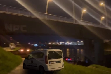 OVO JE MOST SA KOGA JE OKOVAN LANCIMA I BETONSKIM BLOKOM SKOČIO UBICA ŽENE IZ NOVOG SADA! Policija još uvek tu! (VIDEO)