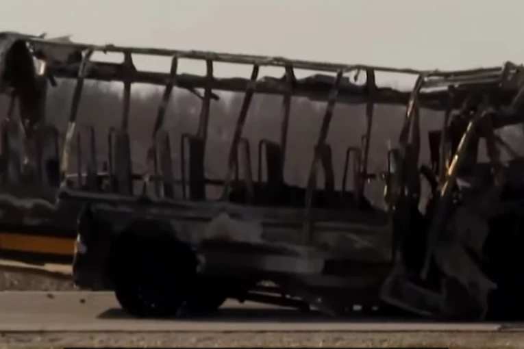 SUDAR ŠKOLSKOG AUTOBUSA I KAMIONA: Stradali svi putnici i vozač (VIDEO)