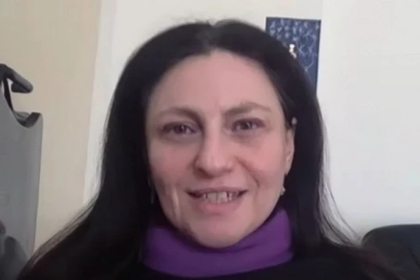 GLUMICA SE DOPISIVALA SA MRTVOM MAJKOM PREKO VEŠTAČKE INTELIGENCIJE : Sve je teklo normalno, a onda je OVAKO nazvala, preplavila je JEZA!