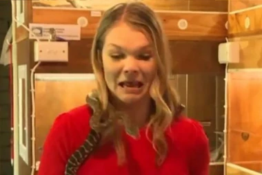 VODITELJKU ZMIJA NAPALA UŽIVO U EMISIJI: Iznenadni prekid programa, stravična scena preplašila publiku!