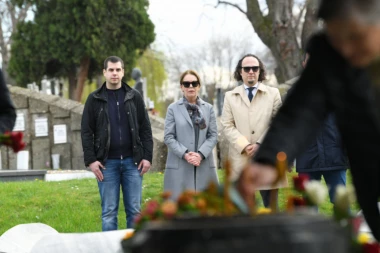 ĐINĐIĆEVA PORODICA IZAŠLA NA GROBLJE: Udovica Ružica i sin Luka odali poštu ubijenom premijeru (FOTO)