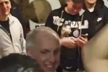 ŽOC DIGAO KAFANU NA NOGE! Obradović POVEO navijanje čuvenom GROBARSKOM pesmom! Nastalo je LUDILO! (VIDEO)
