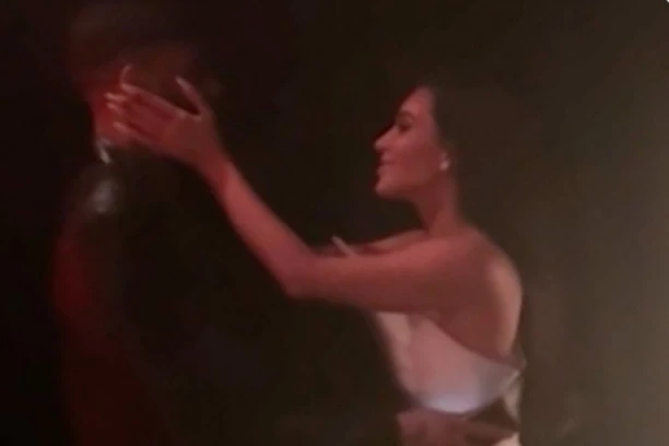 KIM KARDAŠIJAN ODLEPILA ZA NOVIM DEČKOM: Uhvaćeni kako razmenjuju nežnosti na javnom mestu! (FOTO)