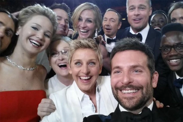 SVI PRIČAJU O UKLETOM SELFIJU KOJI JE NASTAO PRE 10 GODINA: Tu se vidi velika NESREĆA, samo troje ostalo NETAKNUTO