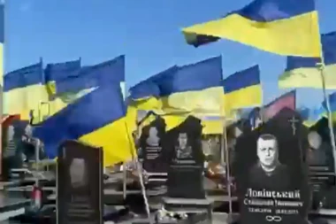 KADROVI KOJI UKAZUJU NA SVE STRAHOTE RATA: Prizori sa groblja u Harkovu, slamaju i najtvrđa srca (VIDEO)