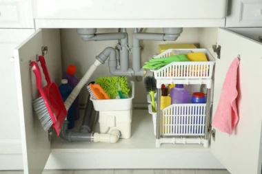 AKO OVE STVARI DRŽITE ISPOD SUDOPERE, ODMAH IH IZBACITE: Svi to rade, a može da bude OPASNO po zdravlje!