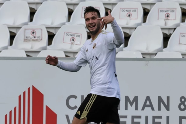 MALI, KAPA DOLE: Bivši as odao priznanje Luki Adžiću, koji je poput njega dao dva gola iz kornera na meču