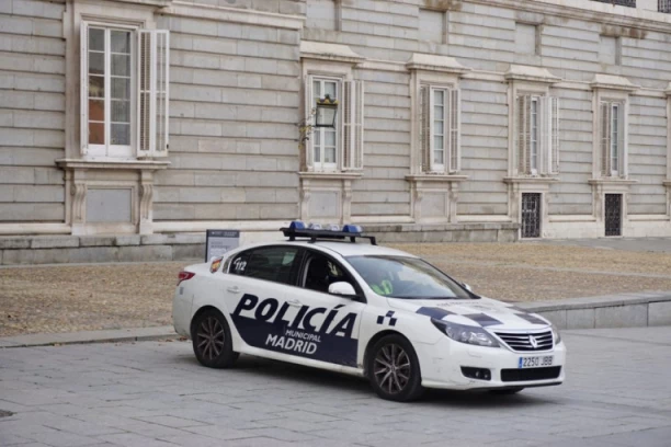 SRBIN SKOČIO U MORE BEŽEĆI OD POLICIJE: "Pao" zbog droge, a saradnici bacali kokain u vodu kako bi se oslobodili tereta! AKCIJA "ČAVKA"
