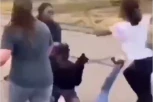 SNIMAK TUČE DVE TINEJDŽERKE ISPRED SREDNJE ŠKOLE POGLEDALO 14 MILIONA LJUDI: Povređena devojčica se bori za život, nakon što joj je vršnjakinja udarala glavu o beton! (VIDEO)