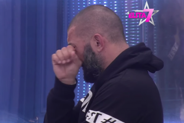 Nikola Lakić plače zbog majke