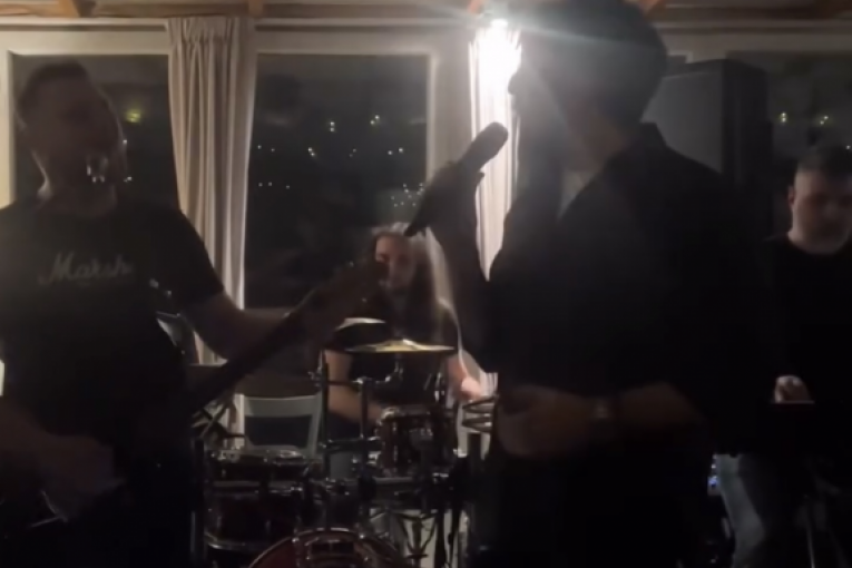 Ognjen Amidžić peva pesmu "Obala"