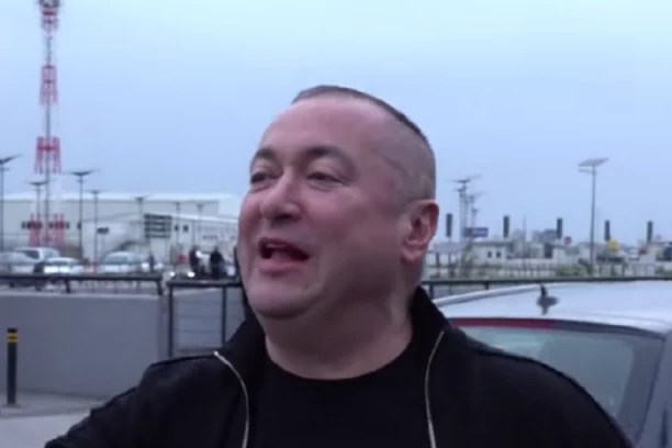 NAŠLJOKANI ĐANI NAPRAVIO HAOS NA AERODROMU: Sina psovao, koleginici dao pivo, kamere sve ZABELEŽILE! (FOTO)